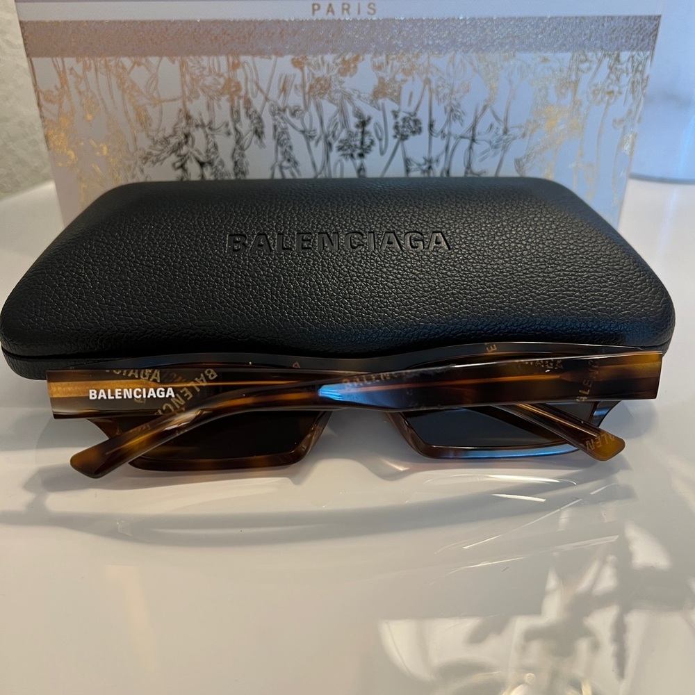 Balenciaga Black Sunglasses for Women - Picture 2 of 6